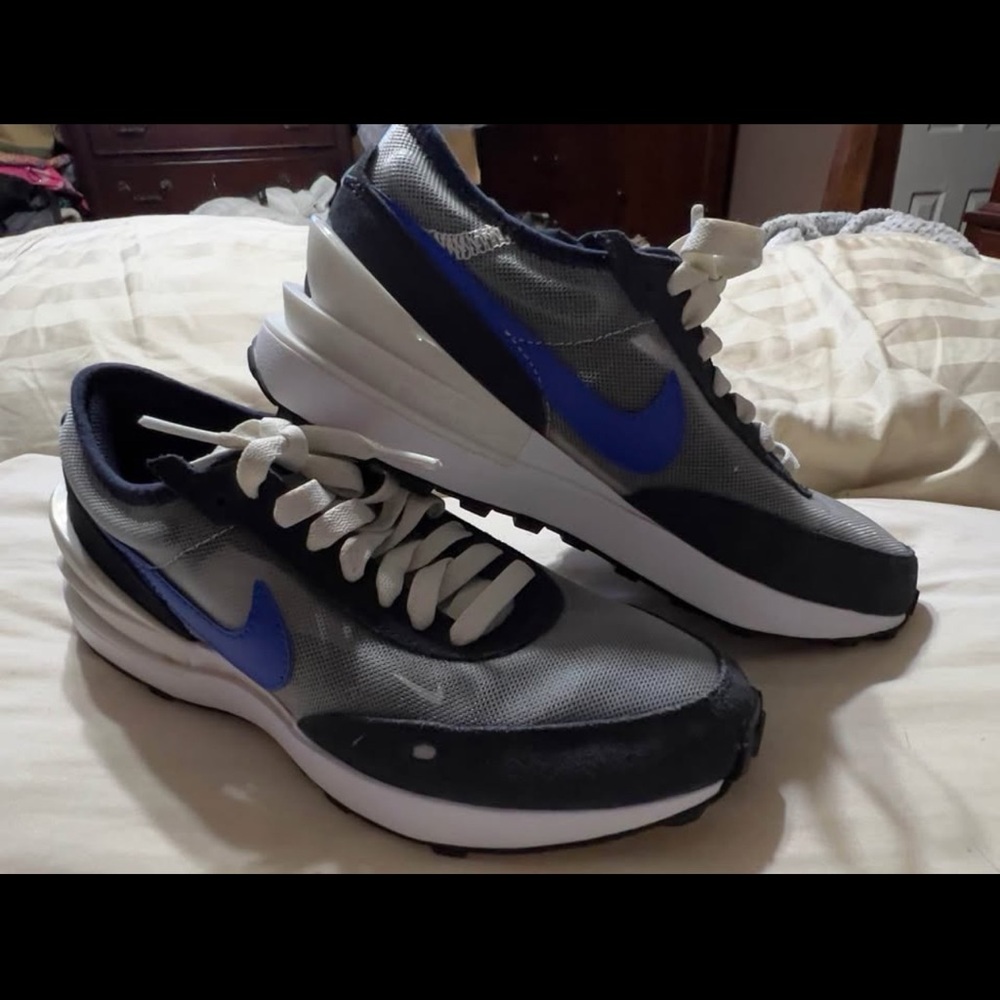 Nike youth shoes like new size 5